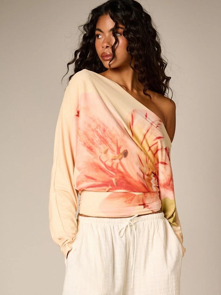 Blusa de manga comprida com estampa floral e ombros à mostra