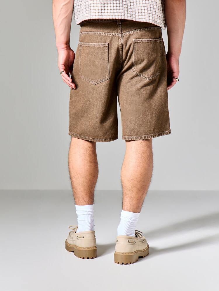 Pantalones cortos de mezclilla de carpintero de estilo vintage lavado en marrón con bolsillos utilitarios y ajuste relajado para un estilo casual de verano