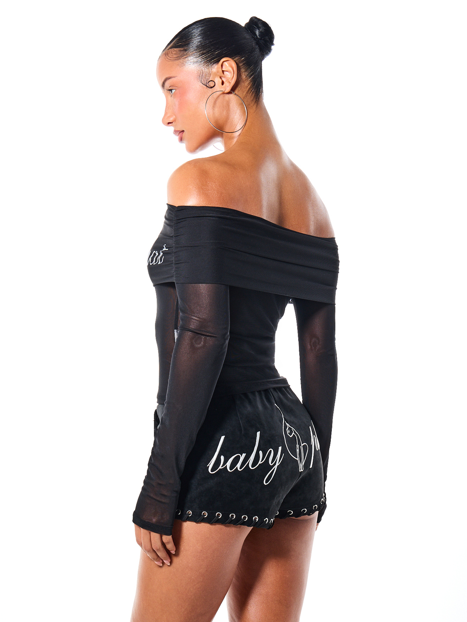BABYPHAT Top corto con spalle scoperte, maniche lunghe in rete, dettagli in strass e scritta luccicante