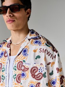 SUMWON 宽松版型佩斯利印花度假短袖衬衫，纽扣领设计，通体印花，适合夏季度假休闲穿着 - 彩色 - 查看 3