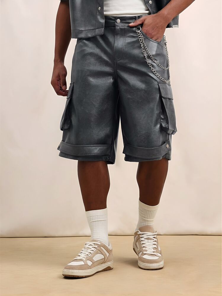 Short cargo en faux cuir pour hommes avec poches détaillées de chaîne, ourlet enroulé, mode urbaine à la mode été, style audacieux