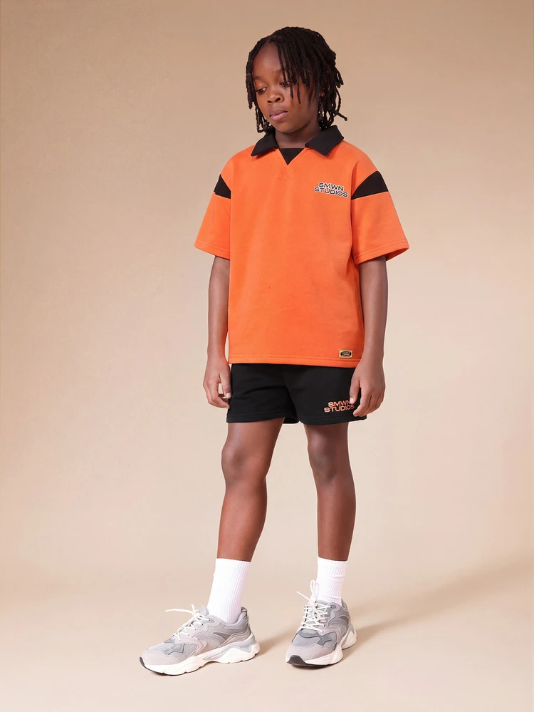 Conjunto Polo Coordenado de Corte e Costura para Meninos Pré-Adolescentes, Top com Gola Bicolor Laranja e Preta de Manga Curta, Shorts Combinando, Roupa Casual de Verão