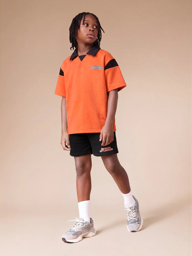 Conjunto Polo Coordenado de Corte e Costura para Meninos Pré-Adolescentes, Top com Gola Bicolor Laranja e Preta de Manga Curta, Shorts Combinando, Roupa Casual de Verão