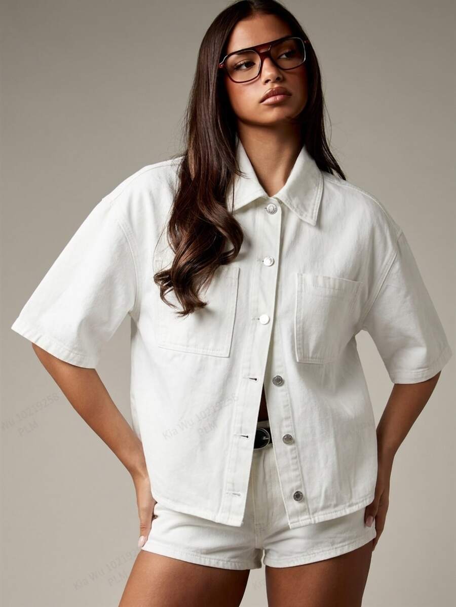 MISSGUIDED Camisa de mezclilla de ajuste relajado con botones frontales, bolsillos en el pecho, mangas cortas, casual y versátil para primavera y verano, top de corte recto - Blanco - Ver 1