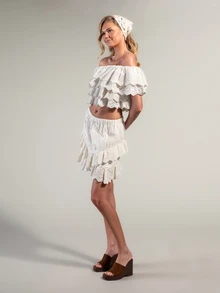 Rouah Zweistufiges Broderie Anglaise Crop Top mit Off-Shoulder Ausschnitt in Weiß. Genießen Sie sonnendurchflutete Tage mit diesem himmlischen weißen Broderie Anglaise Crop Top, das eine perfekte Harmonie aus Textur und verspieltem Design ist. Aus feinem Lochstickstoff gefertigt, verkörpert dieses Stück einen mühelosen Boho-Geist für Ihren nächsten Sommerurlaub. - Weiss - Übersicht 5