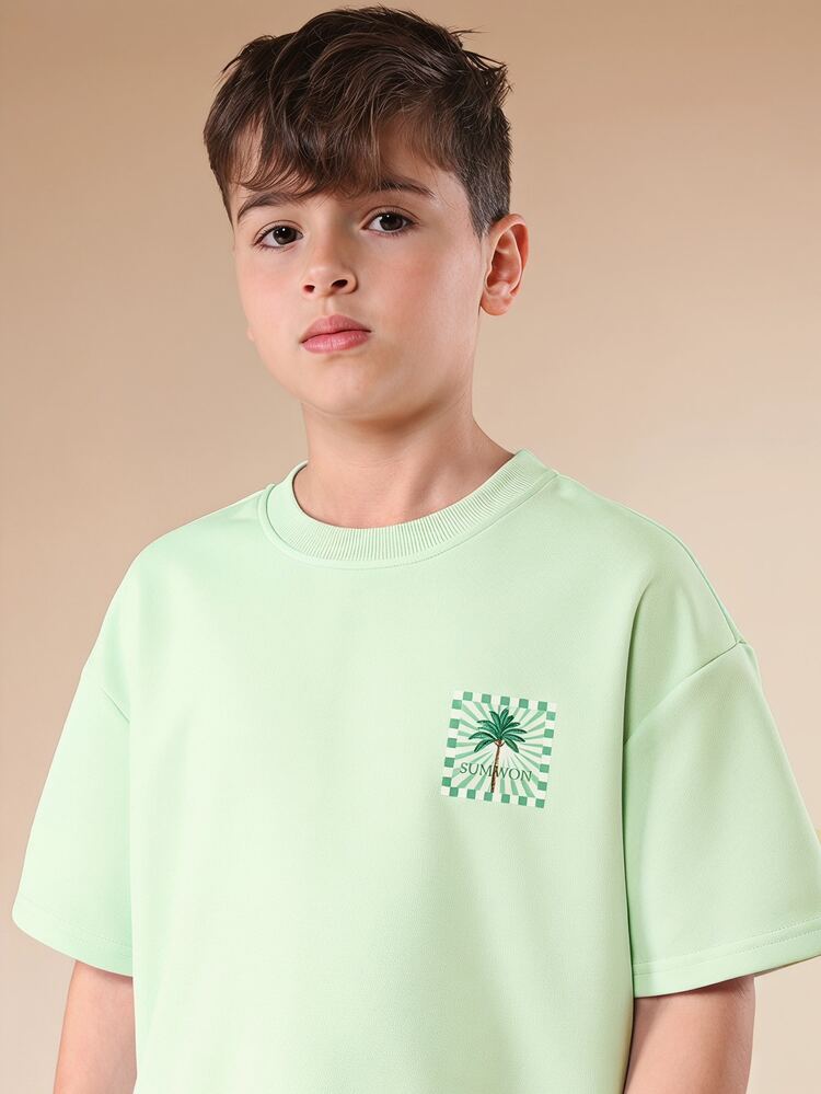 Camiseta básica de verão casual com gola careca, manga curta e estampa gráfica pequena no peito, de corte amplo e leve