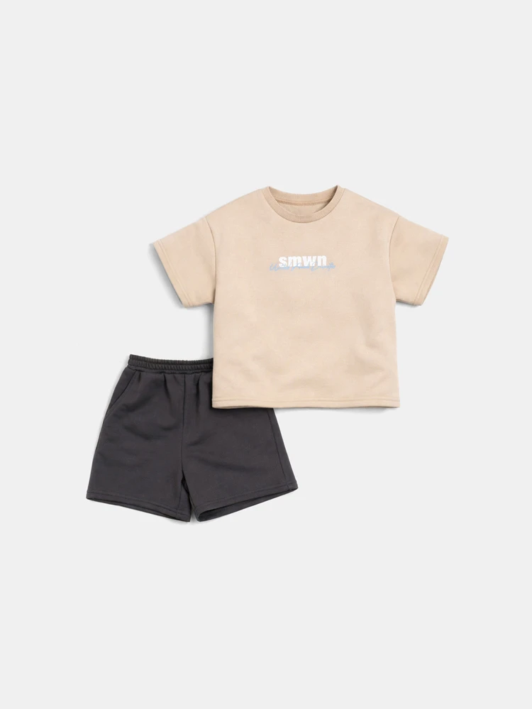 Conjunto informal de verano de dos piezas para niños con camiseta de cuello redondo de manga corta en beige y pantalones cortos en gris carbón con estampado blanco