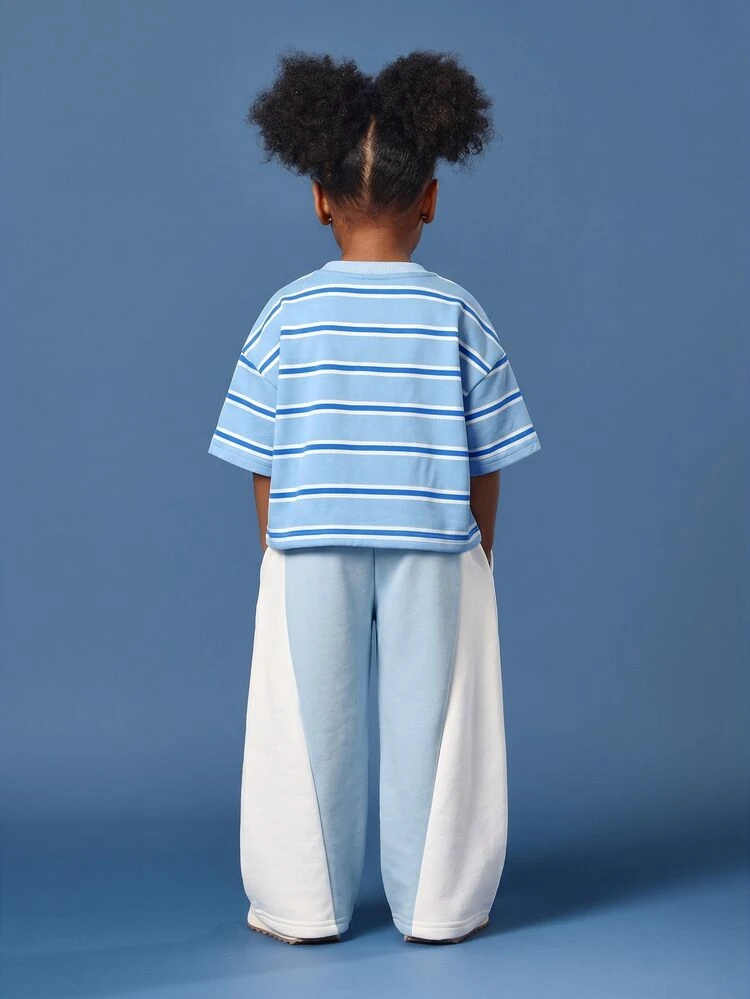 Conjunto de Camiseta Listrada e Calça Jogger de Perna Larga para Meninas Jovens com Detalhes de Coração e Cores Azuis Combinando