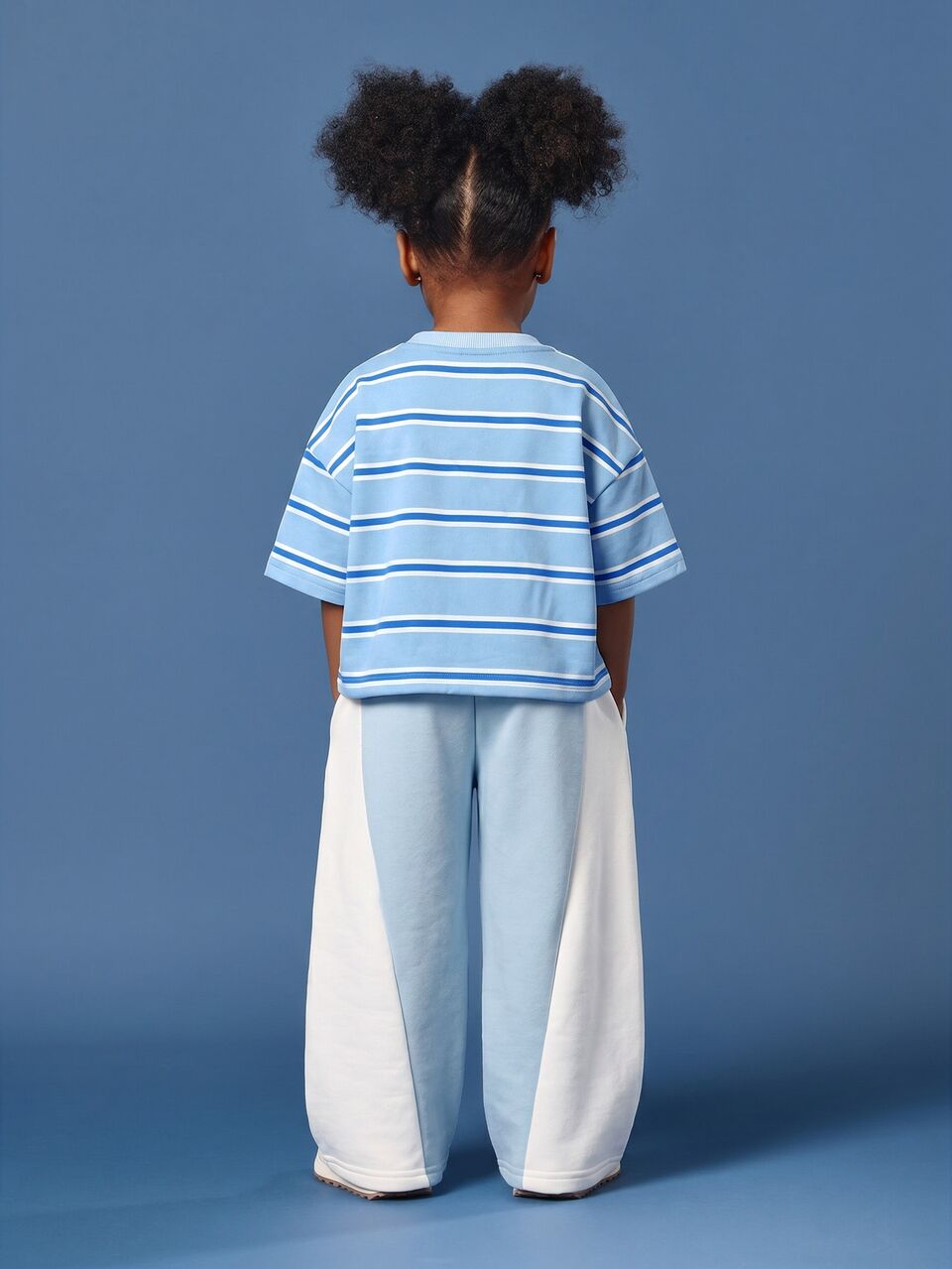 Conjunto de Camiseta Listrada e Calça Jogger de Perna Larga para Meninas Jovens com Detalhes de Coração e Cores Azuis Combinando