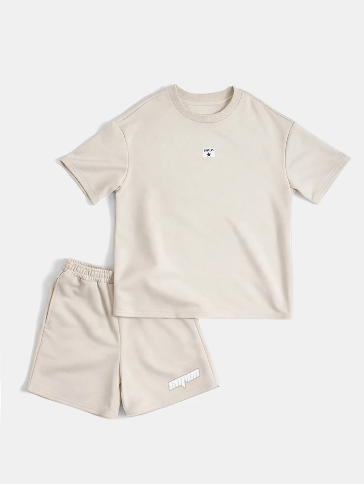 Oversized beiges Crew-Neck T-Shirt und Shorts Co-Ord Set mit Globus-Muster Stern Details, lässiger Sommer-Outfit