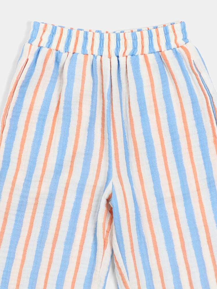 Luźny, męski T-shirt z nadrukiem plażowym i szortami w paski, letni komplet z tropikalną grafiką i okrągłym dekoltem. Dwuczęściowy strój.
