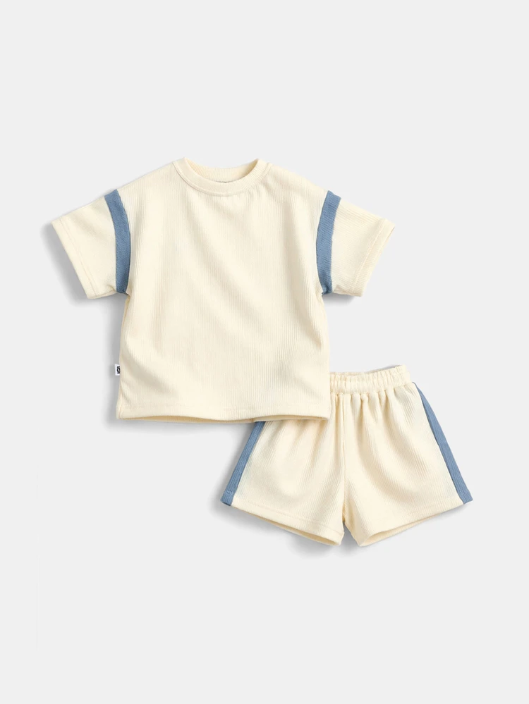 クリームリブニットTシャツとショーツセット、ブルーのコントラストカラーブロック、ダイヤモンドロゴ、夏のツーピースアウトフィット