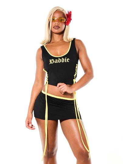SUMWON WOMEN Áo tank top không tay cổ tròn dáng rộng phong cách Baddie với viền tương phản màu vàng và họa tiết chữ Gothic in nổi bật, thích hợp cho mùa hè.