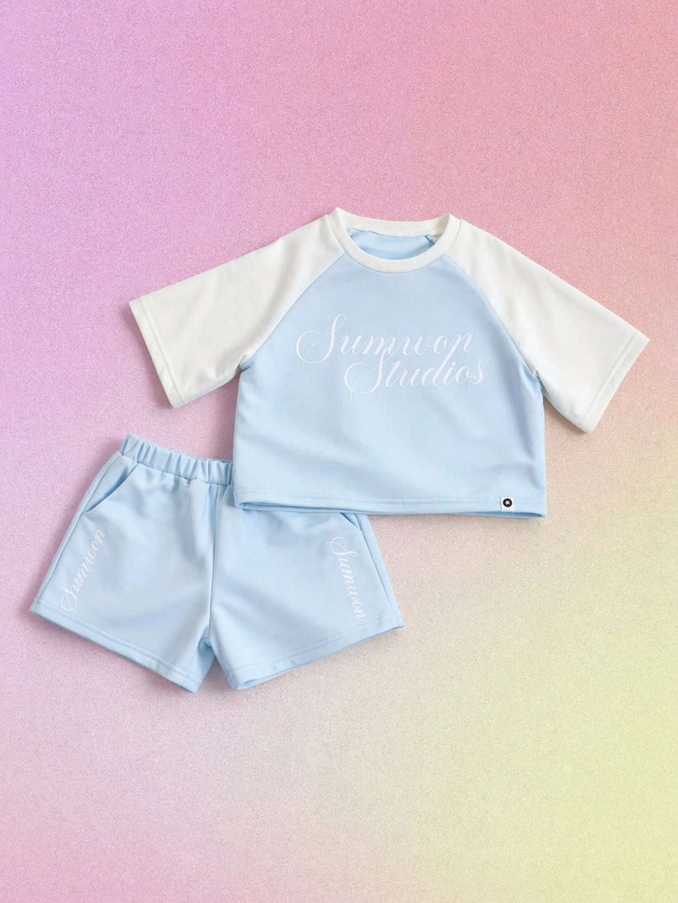 Conjunto de verano informal de camiseta de manga raglán y pantalones cortos de dos piezas con estampado de texto para niñas