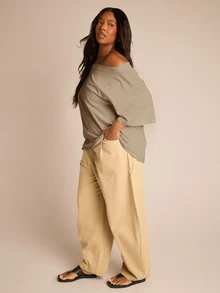 FASHION SZN 大码女士100%纯棉超大款落肩T恤，休闲露肩白色上衣，宽松版型，适合夏季穿着，度假日常必备，机场旅行城市休闲百搭，时尚优雅，简约别致。 - 卡其色 - 查看 5