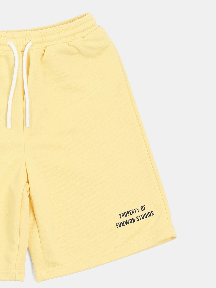 Ensemble coordonné t-shirt à col ras-du-cou à manches courtes et short en jaune moutarde pour garçons avec imprimé propriété, tenue d'été décontractée
