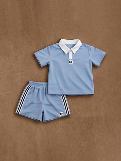SUMWON Bộ áo polo và quần short màu xanh nhạt cho bé trai, phối cùng cổ áo trắng tương phản, tay ngắn, thích hợp cho mùa hè.