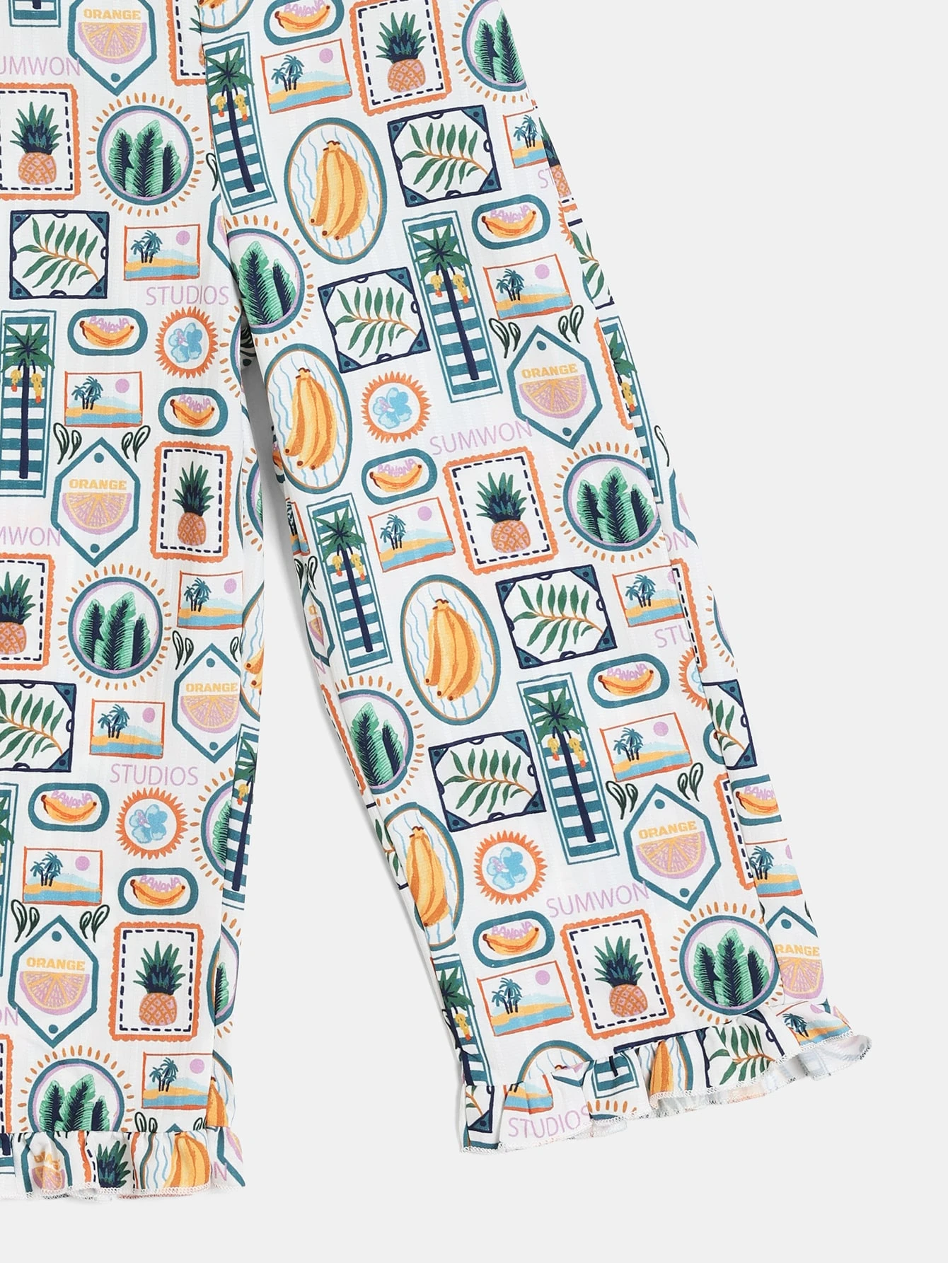 Jumpsuit mit tropischem Muster, langen Ärmeln und geradem Bein, mit Papaya-Ananas-Grafiken und Rüschendetails am Saum
