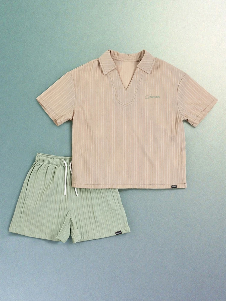 Set polo con texture a costine, composto da top a maniche corte con colletto e pantaloncini con vita elastica, outfit casual estivo a due pezzi