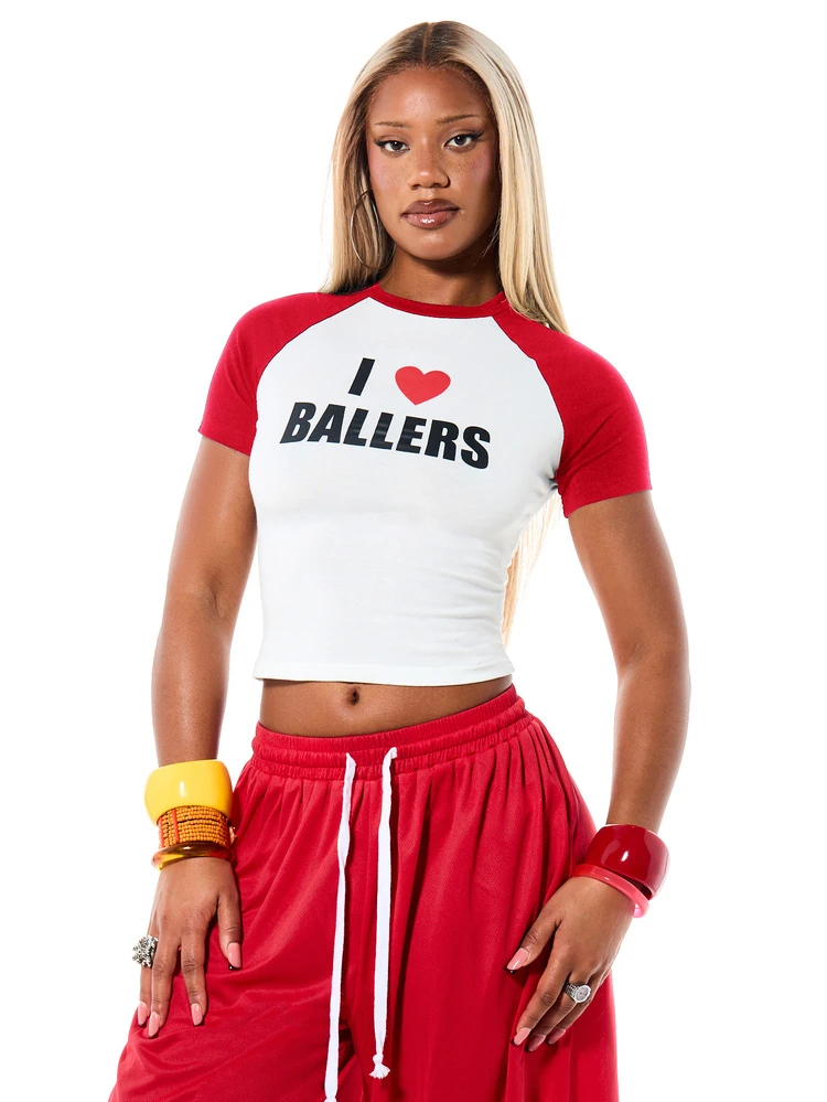 SUMWON WOMEN Camiseta Cropped Raglan com Gráfico "I Love Ballers", Mangas em Contraste e Gola Careca, Caimento Infantil