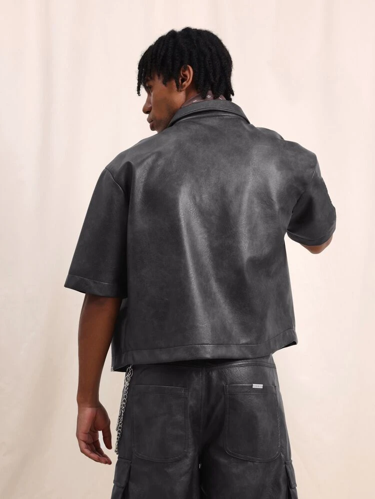 Camicia in pelle vegana con bottoni, vestibilità oversize e corta, stile western con chiusure a scatto d'argento, streetwear urbano di