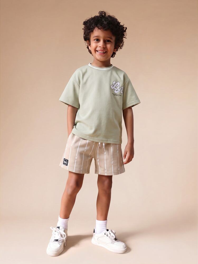 Conjunto de Verão Casual Coordenado com Camiseta de Gola Careca Verde Sálvia e Shorts Estampada Bege em Duas Peças
