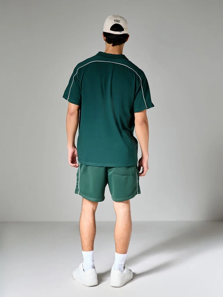 Conjunto a juego de camisa polo y pantalones cortos en color verde bosque con detalles de ribete blanco, top de manga corta con cuello, ajuste de caja, conjunto informal de verano
