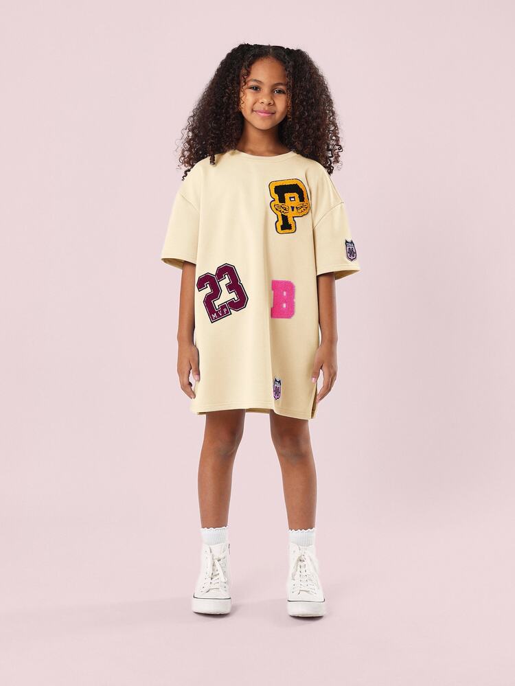 Vestido Camiseta Oversized com Remendos de Varsity e Aplicações de Letras, Gola Careca, Mangas Curtas