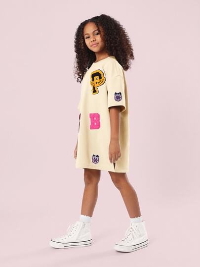 SUMWON Vestido camiseta oversize con parches de varsity y aplicaciones de letras, cuello redondo, mangas cortas