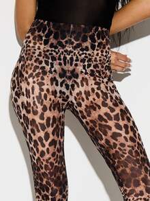 Quần legging cạp cao họa tiết da báo với chi tiết xẻ gấu và phom dáng ôm sát, thích hợp cho phong cách đường phố thường ngày. - Nhiều màu - Xem 4