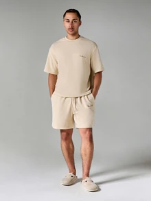 SUMWON Conjunto de camiseta de cuello redondo oversize de manga corta y pantalones cortos con cordón a juego con estampado gráfico en la espalda - Caqui - Ver 2