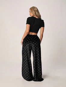 MISSGUIDED Quần ngủ ống rộng mềm mại, in hình trái tim khắp nơi, chất liệu lông cừu cao cấp ấm áp cho những đêm ngủ ngon giấc. - màu đen - Xem 2