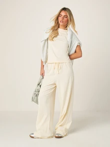 MISSGUIDED Bộ đồ mặc nhà hai mảnh gồm áo thun dáng rộng nhẹ và quần ống rộng có dây rút, thích hợp mặc ở nhà. - Màu be - Xem 4