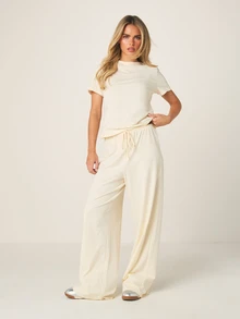 MISSGUIDED Bộ đồ mặc nhà hai mảnh gồm áo thun dáng rộng nhẹ và quần ống rộng có dây rút, thích hợp mặc ở nhà. - Màu be - Xem 1