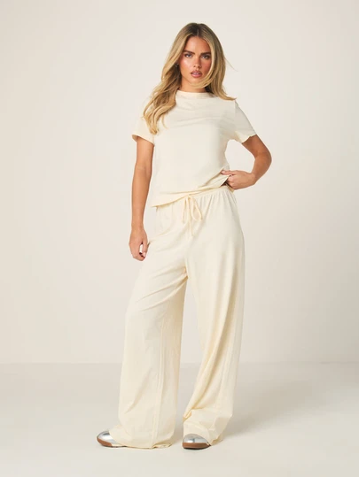 MISSGUIDED Bộ đồ mặc nhà hai mảnh gồm áo thun dáng rộng nhẹ và quần ống rộng có dây rút, thích hợp mặc ở nhà.