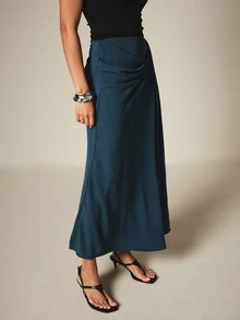 KSTM Chân váy maxi xếp ly thanh lịch với chi tiết nhún bèo, cạp cao, kiểu dáng quấn, chất liệu satin mềm mại, thích hợp cho buổi tối. - Màu xanh lá cây đậm - Xem 4
