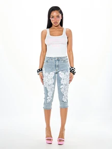 SUMWON WOMEN Stretchiga Capri-jeans med spetsapplikation och blommig virkad detalj, rå fåll, medellång midja, skinny fit, sommarmodell - Mediumtvätt - Visa 3