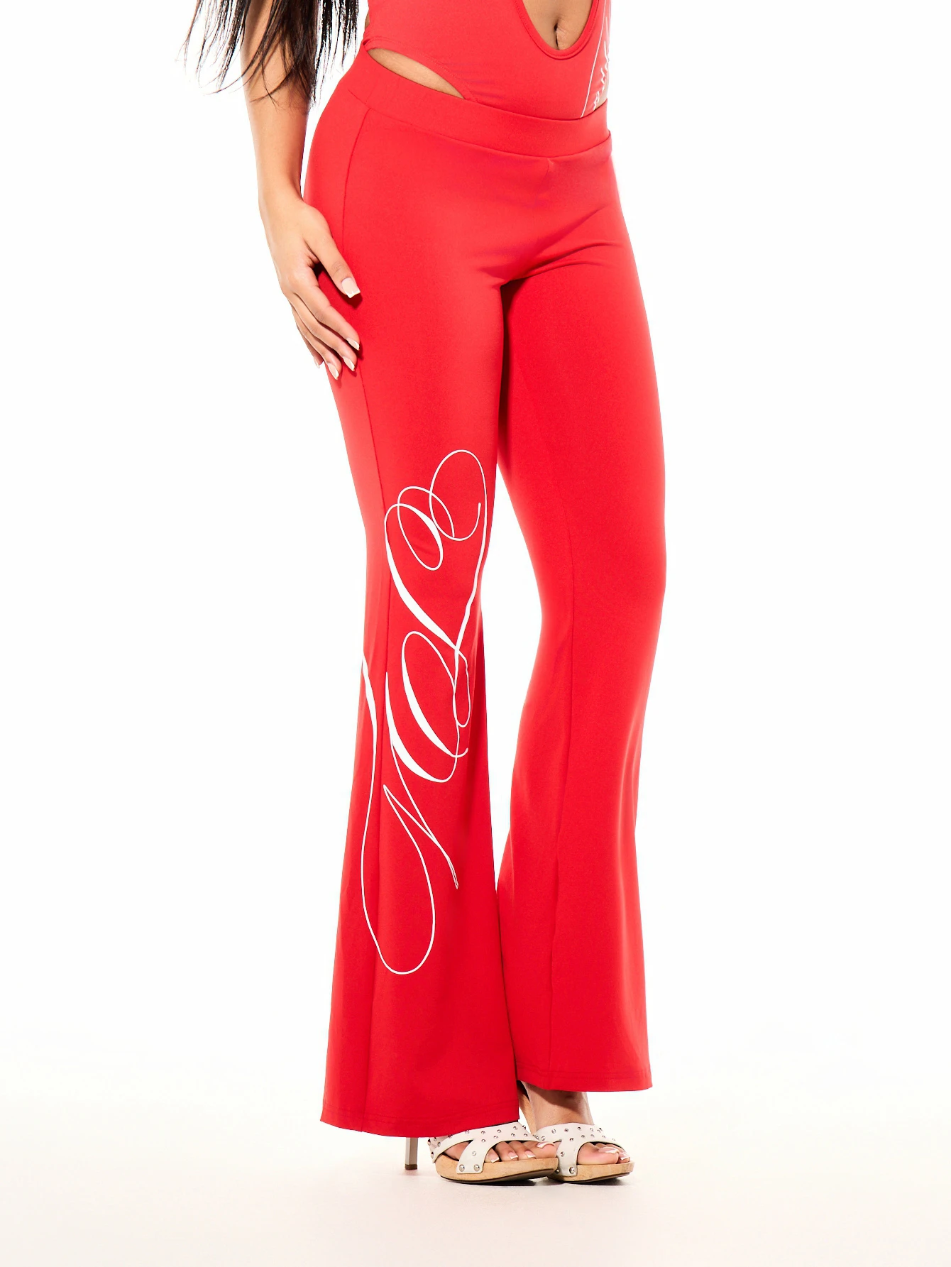 SUMWON WOMEN Pantalon décontracté à taille haute et jambes évasées avec imprimé graphique et script. Design avec logo cursif en longueur totale