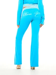 SUMWON WOMEN Quần jogger ống loe phối sọc tương phản, có dây rút ở eo, chi tiết sọc bên hông và họa tiết chữ in phía sau. - Màu xanh lam - Xem 2