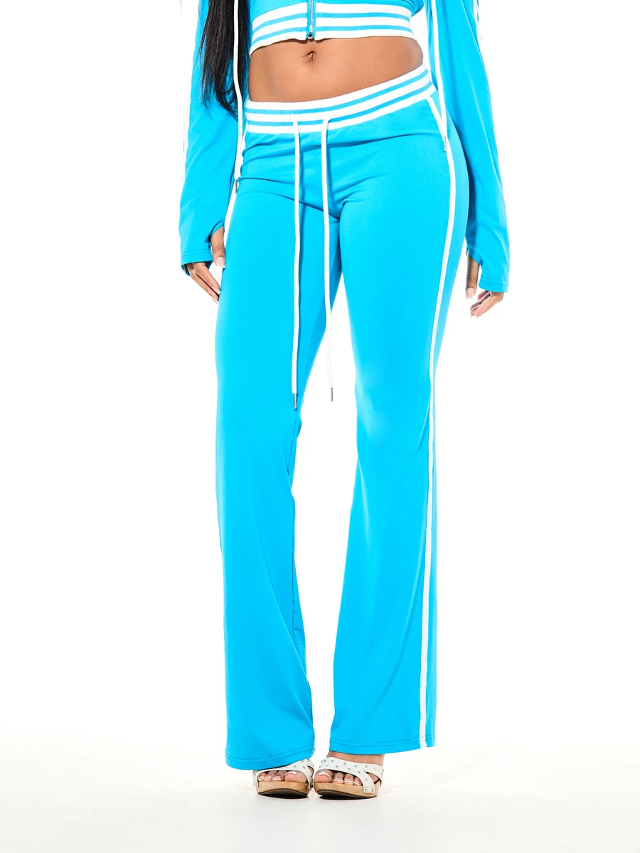 SUMWON WOMEN Quần jogger ống loe phối sọc tương phản, có dây rút ở eo, chi tiết sọc bên hông và họa tiết chữ in phía sau. - Màu xanh lam - Xem 1