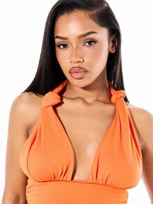 SUMWON WOMEN Bộ đồ thể thao phối hợp hoàn hảo gồm áo croptop cổ yếm thắt nút và quần short tua rua bằng vải jersey mềm mại, thích hợp cho các lễ hội mùa hè. - trái cam - Xem 3