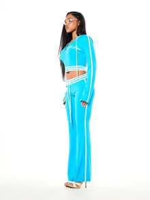 SUMWON WOMEN Quần jogger ống loe phối sọc tương phản, có dây rút ở eo, chi tiết sọc bên hông và họa tiết chữ in phía sau. - Màu xanh lam - Xem 4