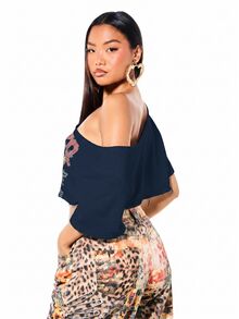 SUMWON WOMEN Oversized Off-Shoulder Crop Grafik T-Shirt mit Tokio Leoparden Muster und abgenutztem Saum - marineblau - Übersicht 2