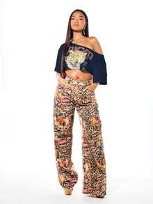 SUMWON WOMEN Oversized Off-Shoulder Crop Grafik T-Shirt mit Tokio Leoparden Muster und abgenutztem Saum - marineblau - Übersicht 3