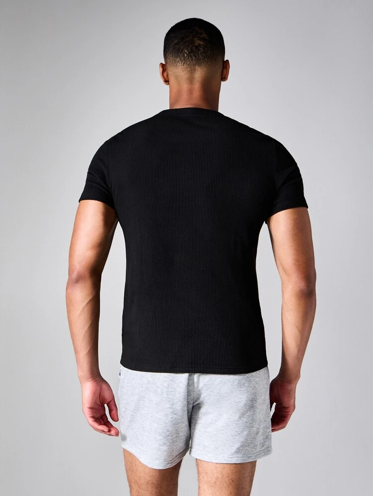 Maglietta a girocollo a maniche corte in maglia a costine con profili a contrasto e toppe con logo, vestibilità slim