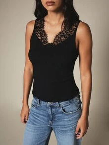 Áo tank top không tay dệt gân với viền ren ở cổ chữ V, kiểu áo hai dây ngắn ôm sát, món đồ thiết yếu cho mùa hè. - màu đen - Xem 5