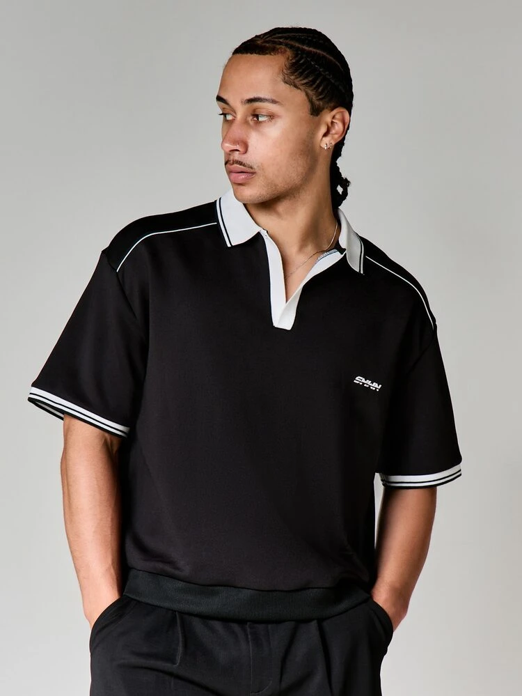 Camisa Polo de Ajuste Quadrado com Gola Contrastante, Detalhe de Barra Branca e Logo, Manga Curta, Casual
