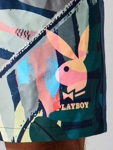 PLAYBOY X SUMWON Shorts de baño de corte relajado con estampado AOP de conejitos y cintura elástica con cordón, para verano y vacaciones en la playa - Multicolor - Ver 5