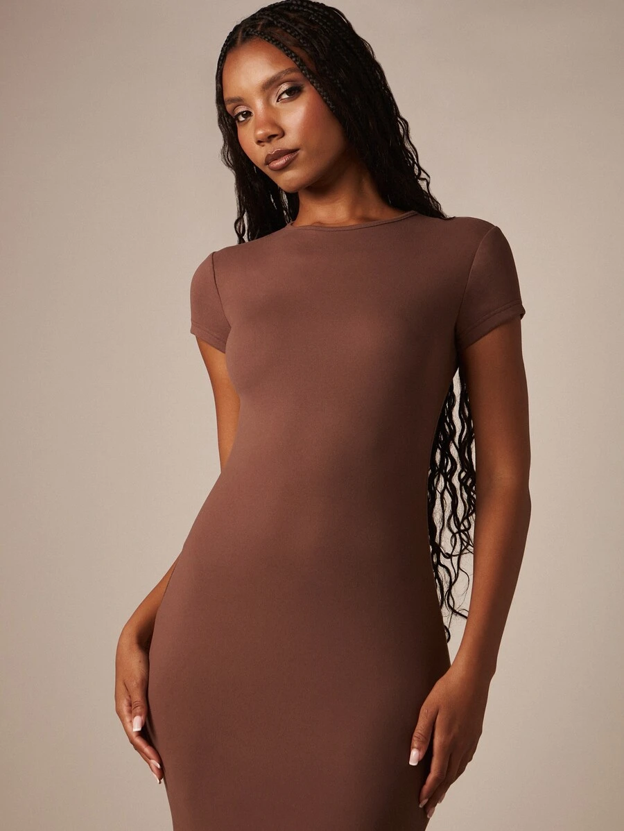 MISSGUIDED 修身美人鱼长裙，船领、短袖、喇叭裙摆，优雅晚装风格 - 棕色 - 查看 1
