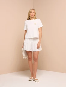 KSTM T-shirt à col ras-du-cou classique à manches courtes avec un détail d'broderie florale et botanique délicate. Top décontracté pour le printemps et l'été - Blanc - Voir 3